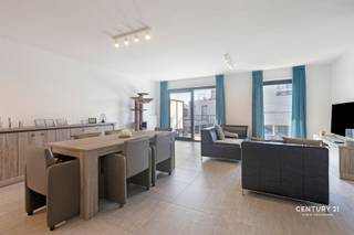 DISCOVERY DAY: Zat. 10/10 van 13u - 14u.Kom als eerste dit appartement ontdekken!www.doorniksesteenweg83bus0103.beDoor het recente bouwjaar (2018) van dit ruime, zonnige 2-slaapkamerappartement, verzeker je jezelf dat je een energiezuinige (Label A, 63 kWh/m²jaar) aankoop. De elektriciteit is bovendien goedgekeurd tot 2043 en het gebouw is asbestvrij. Via de inkomhal bereik je de lift tot aan het 1e verdiep. Daar wordt je verwelkomd door een lichtrijk hal met glazen deur. Bij het binnenkomen valt onmiddellijk de lichtinval in de ruime living op. De eigenaars opteerden om niet voor de basiskeuken te gaan, maar deze luxueuzer te maken in breedte, te voorzien van koelkast én diepvries, oven én microgolf apart, heel veel laadruimte én een zeer groot keukeneiland. Het zonnige ruime terras biedt plaats voor een loungeset. Van hieruit kan je ook je eigen privatieve parkeerplaats zien. We tellen verder 2 slaapkamers, een apart toilet en een mooie badkamer met inloopdouche en dubbele wastafel. Naast de keuken is nog de praktische berging voor wasmachine en droogkast. Hier zit ook de hoogrendementsbrander voor de centrale verwarming en de ventilatieunit. Ideale investering (huur vanaf dag 1) of gewoonweg om zelf te bewonen voor wie graag alle faciliteiten (bakker, winkels, horeca, etc...) vlakbij wil.
