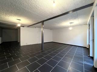 Dit instapklaar, recent handelspand dateert van 2008 en is gevestigd in de Stationsstraat nr. 20A. Een ideale locatie voor uw nieuwe zaak, winkel of kantoor. Het pand bevindt zich nabij de Markt van Geel, maar ook vlakbij scholen, winkels en het station, hierdoor genieten we van een uitstekende bereikbaarheid en een zeer goede visibiliteit.<br /><br />Beschrijving:<br />Het pand is te betreden vooraan en heeft verder een mooie etalage. De zaak heeft een vloeroppervlakte van 106m² en is opgesplitst in een gedeelte vooraan en een gedeelte achteraan. De ruimte achteraan kan perfect als extra kantoor- of opslagruimte gebruikt worden. Tevens is er een apart toilet aanwezig en is er nog een buitenberging.<br /><br />Kortom tal van commerciële mogelijkheden op een top locatie!<br /><br />Extra: <br />- Elektriciteit is conform<br />- Gunstig EPC-label: C <br />- Condensatieketel op aardgas<br /><br />Meer informatie en/of een bezichtiging via info@vastengoed.be of 014/72.73.74. <br /><br />Wenst u een gratis schatting van uw eigendom? Contacteer ons vrijblijvend voor een afspraak.