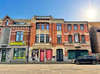 Dit uitzonderlijk ruime handelsgelijkvloers met een bruto bewoonbare oppervlakte van 232 m² is gelegen op een strategische locatie langs...