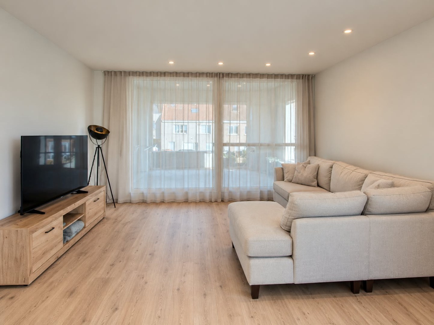 VOLLEDIG GERENOVEERD EN ENERGIEZUINIG APPARTEMENT MET TERRAS EN AUTOSTAANPLAATS! - foto 2