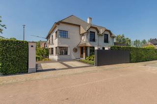 KLASSEVOLLE, SMART EN EXCLUSIEVE WONING MET PRACHTIGE TUIN EN VERWARMD ZWEMBADIn het pittoreske Eikevliet bevindt zich deze uitzonderlijk stijlvolle...