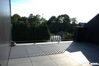 <p><span><strong><u>Duplex nieuwbouwappartement van 115 m² op de 2de en 3de verdieping met 2 slaapkamers.</u></strong></span></p><p><span><span>ER IS EEN OPEN_WERFDAG OP ZATERDAG 25/10 EN ZONDAG 26/10, TELKENS VAN 9.00 UUR TOT 12.00 UUR.</span></span><br /><span><span>GRAAG INSCHRIJVEN VIA </span></span><span><span><u>De Halte</u></span></span><span><span>.</span></span></p><p><span><span>Gezamenlijke inkomhal.</span></span></p><p><span><span>Het appartement zelf: </span></span><br /><span><span><u>2de verdieping</u>: </span></span><br /><span><span>Inkomhal van 3 m² met apart toilet. </span></span><br /><span><span>Woonkamer van 43,5 m². </span></span><br /><span><span>Geïnstalleerde keuken van 10,5 m². </span></span><br /><span><span>Berging van 4 m².</span></span></p><p><span><span>Terras van 15 m².</span></span></p><p><span><span><u>3de verdieping</u>: </span></span><br /><span><span>Nachthal van 3,5 m² met apart toilet. </span></span><br /><span><span>Badkamer van 8 m². </span></span><br /><span><span>2 slaapkamers van respectievelijk 11 m² en 9,5 m².</span></span></p><p><span><span>BIJZONDERHEDEN: </span></span><br /><span><span>EINDE DER WERKEN VOORZIEN TEN LAATSTE NOVEMBER 2025. </span></span><br /><span><span>Vrije keuze van indeling bij snelle beslissers. </span></span><br /><span><span>Badkamer en keuken nog mee te kiezen.</span></span></p><p><span><span>Stedenbouwkundige inlichtingen: vergunning aanwezig, verkavelingsvergunning, geen voorkooprecht, geen maatschappelijke herstelmaatregel opgelegd, woongebied.</span></span></p>