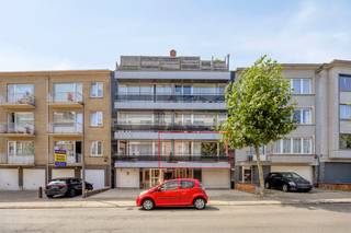 <p>immo DAVID stelt voor: tweekamerappartement met garage en kelder in Zellik</p>
<p>Ontdek dit tweekamerappartement in een kleinschalig gebouw vlakbij het centrum van Zellik. Dankzij de combinatie van twee kamers, twee terrassen, een garage en een uitstekende ligging is dit appartement geschikt als comfortabele eigen woning of als investering. Via de inkomhal krijgt u toegang tot alle vertrekken. De woonkamer van 28m² geniet dankzij de grote raampartijen van een aangename natuurlijke lichtinval. Aaneensluitend bevindt zich de geïnstalleerde keuken. Voorts beschikt het appartement over twee kamers van 13m² en 9m², een badkamer, een afzonderlijk toilet, een ingebouwde vestiaire en een aparte berging. Een extra troef zijn de twee terrassen. Daarnaast beschikt het appartement over een garage, een kelder en is er een lift in het gebouw aanwezig. De ligging is bijzonder interessant: het appartement bevindt zich op slechts 200 meter van het centrum van Zellik en op ongeveer 2 km van de Brusselse Ring. Winkels, scholen, parken, openbaar vervoer en het station van Zellik bevinden zich allemaal op wandelafstand. Bijkomend ligt de Grote Markt van Brussel op slechts 9 km, het UZ Brussel op 5 km en de fietssnelweg op 1 km van het appartement. Een ideaal appartement voor wie comfortabel en centraal wil wonen, met alle voorzieningen binnen handbereik. Zeker een bezoek waard!</p>