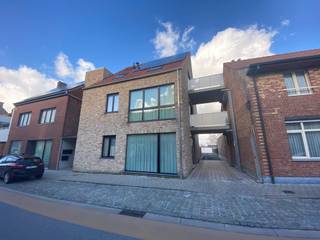 Uitstekend gelegen, energiezuinig gelijkvloersappartement in het Centrum van Merkem.Het appartement bestaat uit:Inkomhal - gastentoilet - ruime...