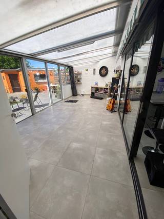 Volledig gerenoveerde woning (2021) met 2 badkamers en zonnige tuin. <br />Dankzij de gunstige ligging bevinden winkels, scholen, openbaar vervoer en belangrijke invalswegen zich vlakbij.<br /><br />Indeling &amp; troeven<br /><br />Bij het betreden van de woning komt u terecht in een lichtrijke leefruimte met aansluitend een moderne uitgeruste keuken voorzien van:<br /><br />* inductiekookplaat<br />* dampkap<br />* combi-oven<br />* vaatwasser<br /><br />Verder beschikt de gelijkvloers over:<br /><br />* een praktische wasplaats met aansluiting voor wasmachine en droogkast<br />* 2 stijlvolle badkamers met douche, ligbad, toilet en wastafel<br />* een veranda met zonnewering<br /><br />Op de 1e verdieping bevinden zich<br />2 ruime slaapkamers van ca. 20 m² en 15 m²<br /><br />* rolluiken voor en achteraan<br />* Laag KI (ca 280€)<br /><br />Buiten geniet u van een onderhoudsvriendelijke, zonnige tuin met een ruime berging van ca. 35 m². <br />De aanwezige servitudeweg biedt een handige toegang achteraan voor fietsen, vuilcontainers, enz.<br /><br />Technische informatie<br /><br />* Grondoppervlakte: 320 m²<br />* Bewoonbare oppervlakte: 124 m²<br />* EPC: label C<br />* Dubbele beglazing<br />* Conforme elektriciteit<br />* Centrale verwarming op gas<br />* G-score: D<br />* P-score: D<br />* Niet gelegen in overstromingsgevoelig gebied<br />* Geen verkooprecht van toepassing<br /><br />Recent vernieuwd (± 2021)<br /><br />* keuken<br />* badkamers<br />* sanitair<br />* elektriciteit<br />* platte daken<br />* terras<br />* vloeren<br /><br />Vraagprijs: € 335.000<br /><br />Interesse of nog vragen?<br />Neem gerust contact op voor meer informatie.<br />Liefst na 18u in de week bellen en weekends vanaf 13.30u aub