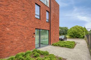 <p><strong><em>Energiezuinige (E23) nieuwbouwwoning (120 m²) met 3 kamers, 2 badkamers, terras, tuin en autostaanplaats gelegen vlakbij het centrum van Kumtich.</em></strong></p><p> </p><p><strong>Deze moderne woning is de laatste beschikbare woning in project "Achter Grijpen".</strong></p><p><strong>Volledig afgewerkt - geschilderd en instapklaar.</strong></p><p><strong>Aankoop tegen het verlaagd BTW-tarief van 6% mogelijk.</strong></p><p> </p><p><strong><em>Kijkdagen op vrijdag 21/08 en zaterdag 22/08.</em></strong></p><p><strong><em>U kan uw bezoek hiervoor reserveren via de "plan uw bezoek knop"</em></strong></p><p><strong><em>Welkom</em></strong></p><p> </p><p><strong>Indeling:</strong></p><p>Ruime inkomhal met gastentoilet en ruimte voor vestiaire; heel aangename en lichtrijke woonkamer met open ingerichte keuken met eiland (werkbladen in composiet - alle comfort). Aansluitend bij de keuken is er nog een praktische berging.</p><p>Via het grote schuifraam heb je onmiddellijk toegang tot het grote terras (23 m² - zuidwest) met zicht op de onderhoudsvriendelijke tuin (166 m²).</p><p>Op de gelijkvloerse verdieping vinden we ook nog de master bedroom met eigen badkamer. Hier is ook nog een extra bergruimte.</p><p>Op de eerste verdieping is er de centrale nachthal met inbouwkast, er zijn 2 extra slaapkamers en een badkamer.</p><p>Voor de woning is er ook een autostaanplaats inbegrepen.</p><p>Er zijn ook 2 gemeenschappelijke fietsenstallingen beschikbaar (boven- en ondergronds).</p><p> </p><p>Aantrekkelijke en moderne bouwstijl met veel aandacht voor energiezuinigheid.</p><p>Super goed geïsoleerd - vloerverwarming met warmtepomp - hoogrendementsbeglazing - zonnepanelen - ventilatie C+</p><p>Aansluiting regenwater (5.000 L) - elektriciteit is conform.</p><p>Dit resulteert in een zeer gunstig E-peil 23. Extra voordeel: 50% vrijstelling onroerende voorheffing gedurende 5 jaar.</p><p> </p><p>Maakt deel uit van een VME. Beheer via de syndicus. Beperkte maandelijkse kosten (28 €/maand).</p><p> </p><p>Gelegen in een rustige, doodlopende straat. Centrum van Kumtich op wandelafstand.</p><p>Tienen centrum op fietsafstand (4 km).</p><p>Oprit E40 (Boutersem of Tienen) is makkelijk bereikbaar.</p><p>Ook vlotte verbinding richting Leuven.</p>
