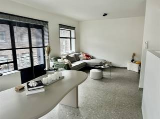 Gezellig gerenoveerd appartement te huur in centrum Oudenaarde.Het appartement voorziet een woonkamer met aansluitend een open keuken, badkamer met...