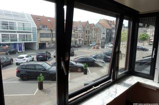 Duplexappartement met winkeltje onderaan te koop in Knokke-dorp. Ouder maar praktisch comfort.<br />Het appartement bestaat uit een zeer ruime woonkamer met open zicht, een ruime ingerichte keuken, een bijkeuken, drie slaapkamers - waarvan twee grote en één kleinere, een badkamer met ligbad, 2 toiletten en een zeer grote berging op het gelijkvloers.<br />Zowel het appartement als de handelszaak zijn op vandaag verhuurd. Beide verhuren stoppen wel meteen bij verkoop ( op datum verlijden akte)<br /><em>Om de hoek op 50m afstand kan er een garagebox optioneel bijgekocht worden mits meerprijs, maar dit is geen verplichting.</em><br /><br /><br /><br /><span><strong>Tekoopstelling onder voorwaarden; Zie www.more.be, "bijlagen" en onder voorbehoud van beschikbaarheid.</strong></span>
