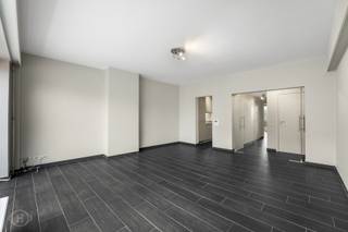 Op de derde verdieping van Brusselsestraat 214, bereikbaar met de lift en trap, bevindt zich dit ruime en aangename appartement met twee slaapkamers en een bewoonbare oppervlakte van 81 m². Het appartement werd gerenoveerd in 2017 en beschikt over een gunstig EPC-label B. De ruime woonkamer bevindt zich aan de zuidgerichte voorzijde van het gebouw en geniet van een aangename lichtinval. De keuken is uitgerust met een gasfornuis, ingebouwde oven, microgolfoven, koelkast en diepvriezer. De badkamer beschikt over een douchebad, een lavabo en een aansluiting voor een wasmachine. Daarnaast is er een afzonderlijk toilet aanwezig. De twee slaapkamers bevinden zich aan de rustige, noordgerichte achterzijde van het gebouw. Zowel aan de voor- als achterzijde is een terras met automatische zonwering voorzien. Verder is er een privatieve kelder en is er een fietsenstalling aanwezig. De maandelijkse huurprijs bedraagt €1.200, vermeerderd met €180 provisie voor de algemene lasten, water en de centrale verwarming op gas. Elektriciteit en het gasverbruik van het fornuis worden afzonderlijk afgerekend via individuele contracten. Daarnaast bestaat de mogelijkheid om voor € 100 per maand een parkeerplaats bij te huren, toegankelijk met code of afstandsbediening. Het appartement geniet van een uitstekende ligging met een vlotte bereikbaarheid van Gasthuisberg, Campus Arenberg, imec, evenals de belangrijkste invalswegen rond Leuven en het stadscentrum. Meer informatie? info@homies.be.