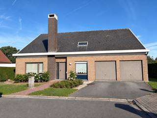 Bij het binnenkomen van deze ruime woning kom je terecht in een aangename en lichtrijke leefruimte. Vanuit de leefruimte heb je rechtstreeks zicht op de keuken, die dankzij de grote ramen geniet van veel natuurlijk licht en een mooi uitzicht biedt op de tuin.<br />De tuin vormt een echte troef van de woning. Achteraan geniet je van een prachtig en weids zicht. Bovendien is de woning gelegen in een rustige, doodlopende straat, wat zorgt voor een aangename en rustige woonomgeving.<br /><br />Op het gelijkvloers bevinden zich naast de leefruimte en keuken nog 2 slaapkamers, een bureau die ook gebruikt kan worden als slaapkamer en een ruime badkamer, uitgerust met een douche, ligbad, lavabo en toilet. Daarnaast is er een afzonderlijk gastentoilet. <br /><br />De woning beschikt tevens over een grote garage met plaats voor twee auto's, aangevuld met een ruime berging. Een kelder biedt nog extra praktische opslagruimte.<br /><br />Op de eerste verdieping bevindt zich een vierde slaapkamer. Daarnaast is er een ruime zolderverdieping met tal van mogelijkheden. Deze ruimte kan naar wens worden ingericht als extra slaapkamers, hobbyruimte, bureau, speelruimte of andere multifunctionele ruimte.