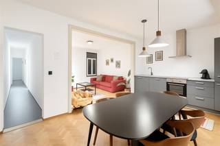 <p>EIGENTIJDS APPARTEMENT IN HARTJE ANTWERPEN</p><p>Dit volle potentieel zit vervat in een stijlvol 83m² appartement gelegen in een gewilde buurt van Antwerpen. Het pand beschikt over twee comfortabele slaapkamers, een praktisch ingedeelde badkamer en een ruime woonkeuken met open indeling.</p><p>De woonkeuken vormt het hart van het appartement en combineert functionaliteit met esthetica. Voorzien van grijze kasten, hedendaagse inbouwapparatuur en een stijlvolle zwarte werkblad. Grote raampartijen voorzien het vertrek van volop natuurlijk licht en bieden uitzicht op het stadspanorama van Antwerpen. De houten visgraatvloer loopt door in de woonkamer en geeft het geheel een warm, gezegd karakter.</p><p>De twee slaapkamers zijn beide voorzien van ramen die zorgen voor goede ventilatie en een aangename natuurlijke verlichting. Ze bieden voldoende ruimte voor een comfortabele inrichting. De twee-in-één-garderobesystemen en praktische opslagruimte zorgen voor optimale ordening.</p><p>De moderne badkamer beschikt over een ruime inloopdouche met grijze tegels, een stijlvol hangende wastafel en alle comfort die u verwacht in een eigentijds appartement.</p><p>Dit fijne woonpand combineert modern design met functioneel ruimtegebruik en biedt een aantrekkelijke levensstijl in het hart van Antwerpen. Dit pand bestaat uit 13 appartementen en 3 ateliers waarvan reeds 60 procent is verkocht! </p><p>Rechtstreeks te koop van eigenaar.<br />0456 83 87 68</p>