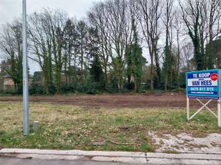 <p><span>In zeer rustige nieuwe verkaveling gelegen bouwgrond voor open bebouwing van 6 are 46 centiare.</span></p><p><span>In een nieuwe zijstraat van Sint Theresiastraat ter hoogte van Hannesblok.</span></p><p><span> </span></p>