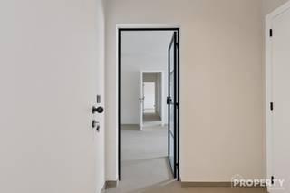 <p><span>Kom en ontdek dit appartement op zaterdag 25 april tussen 10 en 14 uur!</span></p><p><span>Dit tweeslaapkamerappartement bevindt zich in een kleinschalige residentie die in 2026 volledig van kop tot teen werd gerenoveerd.</span></p><p><span>Gelegen op het gelijkvloers geniet u hier van rust en privacy op een topligging in Rumbeke, met een vlotte bereikbaarheid en alle voorzieningen in de nabije omgeving.</span></p><p><span>De ruime woonkamer met open, volledig ingerichte keuken vormt het hart van het appartement en zorgt voor een aangename, lichtrijke leefomgeving. Verder beschikt het appartement over twee volwaardige slaapkamers, een praktische berging, een apart toilet en een ingerichte badkamer met ruime instapdouche. Bovendien kan u genieten van een ruim terras en een privatieve tuin.</span></p><p><span>Met een gunstige EPC-score B en conforme elektriciteit is dit appartement volledig instapklaar en energiezuinig.</span></p><p><span>Extra troeven zijn de privatieve kelderberging, een carport en een private autostaanplaats.</span></p><p><span>Een ideale opportuniteit voor wie comfortabel wil wonen op een uitstekende locatie!</span></p><p><span> </span></p><p><span>Langskomen? Geef een seinte op <span>info@property-vastgoed.be</span></span><span> of 0476 46 12 87</span></p>