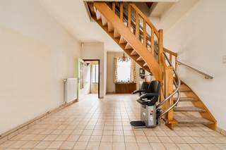 <p><strong>Op zoek naar een woning met tuin op een uitstekende locatie in Heverlee?</strong><br />Deze charmante rijwoning in de <strong>Groenstraat</strong> biedt een mooie combinatie van ruimte, gezelligheid en een bijzonder gunstige ligging. Dankzij de nabijheid van Leuven, scholen, winkels en het stadscentrum is dit een interessante woning voor wie rustig wil wonen en toch alles binnen handbereik wil hebben.</p>
<p>Op het <strong>gelijkvloers</strong> komt u binnen via de inkomhal. Van daaruit loopt de woning door naar de <strong>living en eetplaats</strong>, die samen een aangename leefruimte vormen. Aansluitend bevindt zich de <strong>keuken </strong>(ingericht jaren '90).</p>
<p>Achteraan bevinden zich de <strong>badkamer en wasplaats</strong>. Vanuit de woning is er bovendien een rechtstreekse doorgang naar de <strong>tuin</strong>.</p>
<p>De <strong>tuin</strong> vormt een fijne troef van deze woning. Achteraan staat een <strong>tuinhuis</strong>, ideaal voor het opbergen van tuinmateriaal en andere spullen.</p>
<p>Via de <strong>open trap</strong> bereikt u de eerste verdieping. Hier bevinden zich <strong>twee slaapkamers</strong> en een bijkomende <strong>achterkamer</strong>, die flexibel kan worden ingericht als bijvoorbeeld bureau, hobbyruimte, dressing of extra bergruimte. Er is ook een zolderkamer die nog niet afgewerkt is momenteel.</p>
<p>De woning werd voorzien van een <strong>nieuwe verwarmingsinstallatie op aardgas in 2023</strong>, wat een belangrijke meerwaarde is voor het comfort en de verdere bewoning.</p>
<p>De ligging is zonder twijfel één van de grootste troeven. De woning bevindt zich in de <strong>Groenstraat in Heverlee</strong>, op korte afstand van <strong>Leuven</strong>, scholen en het stadscentrum. Een ideale omgeving voor wie de voordelen van Heverlee wil combineren met de nabijheid van het bruisende Leuven.</p>
