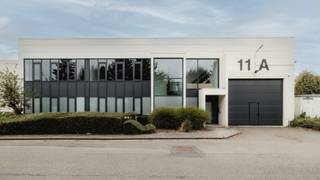 <p><strong>1.011 m² opslag + 70 m² kantoor</strong></p>
<p>Deze unit is vrij en kan meteen in gebruik genomen worden. Ze ligt op een strategische plek aan de Leuvensesteenweg in Zaventem, op enkele minuten van Brussel en Brussels Airport en met snelle aansluiting op de grote snelwegen. Een sterke uitvalsbasis voor wie veel onderweg is of goederen vlot wil verdelen.</p>
<p>De ruime opslagzone van 1.011 m² heeft een vrije hoogte van 6,15 m tot onder de dakligger. Ze wordt bediend via een poort op grondniveau. De 70 m² kantoren bieden de nodige ruimte voor administratie en klantenontvangst. Het geheel wordt verwarmd op gas.</p>
<p><strong>Kort samengevat</strong></p>
<ul>
<li>1.011 m² magazijn + 70 m² kantoor</li>
<li>Vrije hoogte: 6,15 m onder de dakligger</li>
<li>1 gelijkvloerse poort</li>
<li>Gasverwarming</li>
<li>Onmiddellijk beschikbaar</li>
<li>Toplocatie nabij Brussel, Brussels Airport en het snelwegennet</li>
</ul>
<p>Interesse of meer informatie? Contacteer ons voor een plaatsbezoek of het volledige dossier via 02 462 32 00.</p>
