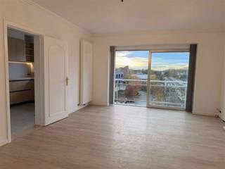 Dit totaal gerenoveerd appartement op een topligging werd ingericht met het oog op comfort en energiezuinig wonen. De moderne keuken en...