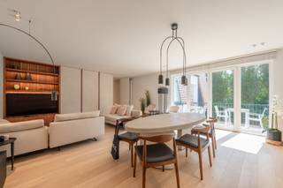 Ruim en zeer luxueus hoekappartement in standingvolle villaresidentie, genietend van een open zicht op de villa's in het Zoute en de Lammekenslaan, zuidelijk georiënteerd. 
Indeling: inkom met vestiaire en toilet, grote open leefruimte (salon en eetkamer) en mooie terassen (zuidgericht), volledig uitgeruste keuken, 3 slaapkamers, 3 badkamers, berging. Luxe afwerking met prachtige materialen. Mogelijk aankoop dubbele parking in de residentie, privatieve kelder en fietsenberging.  Bezoekersparking. 
EPC 181 - UC 20180508-0002056512-1 