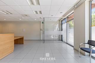 Voor meer info en foto’s, surf naar www.swevers.be – Op een toplocatie aan de Thonissenlaan 114 in Hasselt bevindt zich deze ruime kantoorruimte van ca. 333 m². Dankzij de ligging langs de kleine ring geniet het pand van een uitstekende bereikbaarheid én uitzonderlijke zichtbaarheid. Een extra troef zijn de twee grote vitrines, één aan de Thonissenlaan en één aan de Kempische Steenweg, waardoor uw onderneming zichtbaar is op twee strategische locaties. Het pand, opgericht in 2005, beschikt over een functionele indeling met een aparte inkom en ruime onthaalruimte die een professionele eerste indruk creëert. Verder zijn er meerdere bergingen, drie afzonderlijke bureauruimtes, een grote open kantoorruimte en een ruime vergaderzaal. Hierdoor biedt het pand tal van mogelijkheden voor uiteenlopende bedrijfsactiviteiten. Daarnaast beschikt het kantoor over een ingerichte keuken van ca. 9,5 m², twee afzonderlijke toiletten en een praktische opslagruimte van ongeveer 21,4 m². De combinatie van individuele kantoren, open werkzones en ondersteunende ruimtes zorgt voor een efficiënte en aangename werkomgeving. De centrale ligging vormt een belangrijke meerwaarde. Openbaar vervoer bevindt zich op slechts 120 meter, de op- en afritten van de snelweg liggen op 2,2 kilometer en diverse winkels, restaurants en ontspanningsmogelijkheden bevinden zich in de onmiddellijke omgeving. Ook parkeergelegenheid is vlot bereikbaar. Bent u op zoek naar een representatieve kantoorruimte met een uitstekende ligging, veel zichtbaarheid en een doordachte indeling? Dan is dit pand een interessante opportuniteit voor uw onderneming. Voor meer informatie, bel 011 255 155. Bron bewoonbare oppervlakte: EPC – verslag.