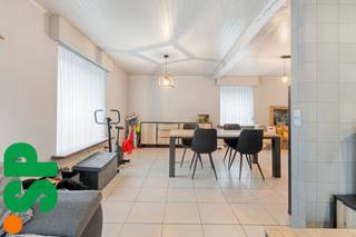 Gezinswoning met tuin en extra bergruimte op gunstige locatie<br /><br />Ontdek deze aangename en goed onderhouden gezinswoning, gelegen op een uiterst gunstige locatie. Dankzij de praktische indeling en het aangename wooncomfort is dit de ideale thuis voor wie ruimte en functionaliteit weet te appreciëren.<br /><br />Via de inkomhal betreedt u de lichtrijke leefruimte, die naadloos overgaat in de functionele keuken. Verder vindt u op het gelijkvloers een badkamer met inloopdouche, lavabomeubel en toilet, een praktische wasplaats én een kelderruimte van ca. 12 m², ideaal als extra berging.<br /><br />Op de eerste verdieping bevinden zich drie volwaardige slaapkamers, evenals een tweede badkamer uitgerust met een bad, lavabomeubel en toilet.<br /><br />Buiten geniet u van een aangename tuin, aangevuld met een handige extra bergruimte, ideaal voor fietsen, tuinmateriaal of extra opslag.<br /><br />EPC: 300 kWh/(m² jaar) LABEL C. <br /><br />Voor meer informatie of een bezoek ter plaatse:<br />📞 014 59 10 20<br />📧 jill@immosp.be<br />Benieuwd naar de waarde van uw eigen woning? Vraag vrijblijvend een gratis verkoopanalyse aan – wij helpen u graag verder!