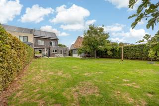 Ruime en energiezuinige gezinswoning met 4 slaapkamers en grote tuin<br /><br />Deze verzorgde halfopen bebouwing combineert 207 m² bewoonbare oppervlakte met een ruim perceel van 638 m² en een grote, volwaardige tuin.<br /><br />Op het gelijkvloers vindt u een lichtrijke leefruimte met open keuken en rechtstreeks contact met de tuin. Daarnaast zijn er een praktische berging/wasplaats, apart toilet en een volwaardig bureau, ideaal voor thuiswerk.<br /><br />Op de eerste verdieping bevinden zich drie ruime slaapkamers, waaronder een master bedroom met dressing. Twee slaapkamers met eigen lavabo: geen ochtendfile aan de badkamer.<br />De badkamer is uitgerust met ligbad en douche.<br />De volledig afgewerkte bovenverdieping biedt een vierde ruime slaapkamer en kan ook dienen als hobby-, speel- of werkruimte.<br /><br />De woning is energiezuinig en toekomstgericht met EPC A (81 kWh/m²), zonnepanelen, thuisbatterij, laadpaal en warmtepomp/airconditioning.<br />De helft van de zonnepanelen geniet nog van groenestroomcertificaten.<br /><br />Er zijn 3 ruime parkeerplaatsen voor de woning met laadpaal.<br /><br />De ruime tuin is een belangrijke troef: veel bruikbare buitenruimte met plaats voor groen, verschillende zithoeken en ontspanning.<br />Ook aanwezig zijn een serre en een afgesloten fietsenberging.<br /><br />Mobiscore 8,7 · bushalte op 250 m · station Temse op 1,5 km · E17 op 5 minuten.<br /><br />Gebouwd in 2006 en doorheen de jaren zorgvuldig onderhouden en verder uitgerust.<br /><br />Een ruime en energiezuinige gezinswoning waar wooncomfort, praktische indeling en een echte tuin mooi samenkomen.<br /><br />Wens je de woning te bezoeken?<br />Neem dan contact op via info@bellestate.be of 052 46 01 01.
