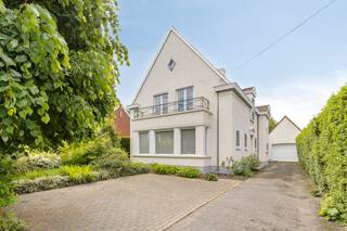 Deze eigendom wordt aangeboden via de Pre-sale formule. Op woensdag 03/06/26 tussen 17u en 19u en op zaterdag 06/06/2026 tussen 10u en 12u kan u de woning op afspraak komen bezichtigen en een bod uitbrengen. De vermelde prijs is een instelprijs.Statige villa met ruim bijgebouw op een zuidgericht perceel van 832 m², strategisch gelegen tussen het centrum van Rumbeke en Roeselare. Vlot bereikbaar en vlakbij Sterrebos, winkels, AZ Delta en sterrenrestaurant Boury. Bent u op zoek naar een villa te koop in Roeselare met veel ruimte, mogelijkheden en een groot bijgebouw? Deze vrijstaande woning langs de Rumbeeksesteenweg garandeert een degelijke basis met een uitstekende ligging en tal van gebruiksmogelijkheden en invullingen.De villa beschikt over dubbele beglazing, dakisolatie en spouwisolatie. Dankzij het EPC-label B en de aanwezigheid van zonnepanelen (vermogen van 2,62 kWp + groenestroomcertificaten tot 2031) geniet u bovendien van een energiezuinige woning.Indeling van de woning te koop:- Gelijkvloers (ca. 108 m²):* Inkomhal / traphal* Ruime woonkamer met parketvloer en open haard in cortenstaal* Ingerichte keuken* Apart toilet* Stoomdouche met technische ruimte- Verdieping (ca. 101 m²):* Nachthal* Vier ruime slaapkamers* Badkamer met ligbad, douche toilet en lavabomeubel- Zolder (ca. 60 m²):* Bereikbaar via schuiftrap, voorzien van dakramen en ingericht met ingemaakte kasten: ideaal als hobby-, speel- of bergruimte- Kelder (ca. 58 m²):* Praktische extra bergruimteEen bijzondere meerwaarde van deze eigendom is het ruime bijgebouw met tal van mogelijkheden. Achterliggend de gemetste garage met zolderverdieping staat een aangebouwde structuur die zorgt voor een aanzienlijke extra oppervlakte. Ideaal voor meerdere voertuigen, stockage, atelier, hobbyruimte of een zelfstandige activiteit.- Buitenruimte:* Aangename voortuin met oprit met meerdere parkeerplaatsen en achteraan een afgesloten zuidgerichte afgesloten groene oase.Extra: * 15.000 liter regenwater* gevel recent gekaleid en voorzien van een hydrofuge laagDeze villa geniet van een centrale strategische ligging tussen het centrum van Rumbeke en Roeselare. Het Sterrebos bevindt zich op wandelafstand en ook winkels, zoals de Colruyt, openbaar vervoer en AZ Delta liggen in de directe omgeving. Dankzij de vlotte verbinding naar de autosnelweg combineert deze eigendom bereikbaarheid met comfortabel wonen.Bent u op zoek naar een villa te koop in Roeselare met een groot bijgebouw, veel potentieel en een uitstekende ligging? Dan is deze eigendom absoluut een bezoek waard!De eigendom wordt aangeboden via de Pre-sale formule. Op 06/06/2026 tussen 10:00 en 12:00 kan u de woning op afspraak komen bezichtigen en een bod uitbrengen. De vermelde prijs is een instelprijs. Voor meer info, gelieve contact op te nemen met de dossierverantwoordelijke.Bestuursmaatregelen in het maatregelenregister: nee