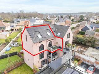 Dit duplexappartement op de tweede en derde verdieping combineert authentieke charme met modern wooncomfort. Het maakt deel uit van een...