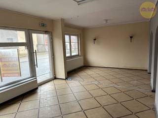 Dit handelspand gelegen op wandelafstand van het centrum van Meerhout biedt de mogelijkheid tot het uitbaten van een handelszaak of de ombouw naar een gelijkvloerse woning.<br /><br />Vooraan betreden we het pand waar we een grote open ruimte hebben, verder hebben we nog sanitair voorzien tezamen met extra stockage ruimte achteraan.<br />Ook is er nog een tuin voorzien van 55m².<br /><br />Er is voldoende parkeermogelijkheid in de directe omgeving.<br />Kenmerken:<br />bewoonbare oppervlakte: 135m²<br />EPC: label E<br />Deels dubbele beglazing voorzien<br />Mogelijkheid tot ombouwen naar woonst/appartement<br /><br /> 