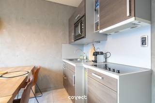 Instapklaar appartement aan zee met een interessant huurrendement.STARTPRIJS: Elk bod boven deze startprijs, wordt voorgelegd aan de eigenaars, die al dan niet kunnen in gaan op dit aanbod.Dan is dit recent en volledig gerenoveerde éénslaapkamer appartement een buitenkans.Gelegen op de tweede verdieping (zonder lift) nabij de vaargeul, geniet u van een rustige ligging met een zijdelings open zicht richting de Albert I-laan en de iconische tramlijn. De centrale ligging tussen Nieuwpoort-Bad en Nieuwpoort-Stad maakt dit appartement bijzonder aantrekkelijk, zowel voor eigen gebruik als voor verhuur.Dankzij de totaalrenovatie biedt het appartement hedendaags wooncomfort met een energiezuinige en duurzame afwerking. De praktische indeling omvat een aangename leefruimte met open keuken, een afzonderlijke slaapkamer en een moderne badkamer, allen volledig vernieuwd. Verder is er een gemeenschappelijke fietsberging met twee privatieve fietshaken.De tramhalte ‘Victorlaan’ is vlakbij en op wandelafstand bevinden zich winkels, horeca en andere voorzieningen (± 1,5 km). De oprit van de autosnelweg ligt op slechts 4 km, wat zorgt voor een vlotte bereikbaarheid.Het appartement is uitstekend geschikt voor langetermijnverhuur, met een geschatte maandelijkse huurprijs van €685, wat overeenkomt met een netto rendement van ca. 4% op jaarbasis (indicatief).Ideaal als tweede verblijf, vaste woonst of rendabele investering aan de kust.Extra troef: mogelijkheid tot aankoop van een dubbele ondergrondse garage, gelegen in het gebouw rechtover het appartementsgebouw.Wij verzorgen ook de schatting van uw woning. Bel voor meer info!Vanaf heden kunt u gebruik maken van onze online schattingstool om de waarde van uw woning helemaal vrijblijvend na te gaan - https://www.correctvastgoed.be/schatting.