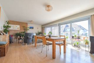 OOSTKAMP - Goed gelegen instapklaar appartement met terras, 3 slaapkamers, kelderberging en garage.<br /><br />INDELING: inkom met afzonderlijk toilet, ruime living met zit - eetplaats en terras, keuken met eetplaats, 3 slaapkamers, berging/wasplaats en badkamer.<br /><br /><strong>Informatie:</strong><br />- EPC 251 kWh/m² UC3244786<br />- Gelegen in het centrum van Oostkamp, vlakbij winkels, scholen, openbaar vervoer,E40 ... <br />- Woonopp 150m2<br />- Kelderberging<br />- LIFT aanwezig!<br /><br />Garagebox : 31.000 EUR<br /><br />Contacteer PERSPECTIEF VASTGOED – 7 op 7 bereikbaar – voor meer informatie of een bezoek.<br />Bel 050/550.750 of mail naar info@perspectiefvastgoed.be.<br />