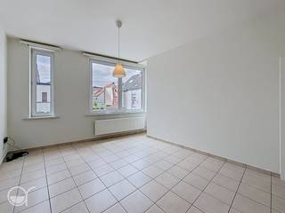OPGELET: om dit pand te huren of bezichtigen vragen wij steeds eerst een virtueel bezoek te brengen aan het pand. Ga hiervoor naar www.rosseel.be en vul de referentie XP168 in het veld ‘zoek’ bovenaan rechts. Kies dan ‘360°’. De website helpt je nu verder voor de volgende stappen.<br /><br /><br />Dit appartement is zowel gelegen op enkele meters van de kleine ring rond Gent als het stedelijk natuurreservaat Bourgoyen-Ossemeersen. De perfecte ligging voor wie zowel wil genieten van een uitgestrekt landschap om te vertoeven in de natuur als een gemakkelijke doorgang met de wagen als het openbaar vervoer. Het appartement beschikt over een ruime leefruimte die op te delen is als zitruimte en als eetruimte. De half open keuken beschikt over een kookplaat (elektrisch), een dampkap, een koelkast met diepvriesvak en voldoende opslagplaats. De slaapkamer is gelegen aan de stille achterkant van het gebouw en geeft doorgang tot de badkamer met dubbele lavabo, bad (met douche) en aansluiting voor een wasmachine en droogkast. Ook beschikt dit appartement over een ruime bergplaats en een gastentoilet. Er komen nog kosten van 30 euro/maand (voorschot) bij voor water + 35 euro (forfait) voor het ledigen van de septische put, waterontharder; elektriciteit en onderhoud gemeenschappelijke delen. <br /><br />Onmiddellijk beschikbaar.