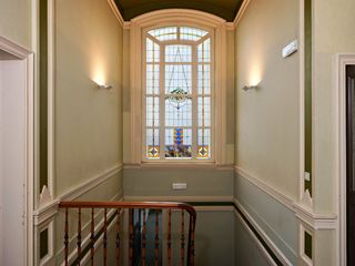 Gelegen aan de Stationsstraat, de belangrijkste invalsweg naar het stadscentrum van Eeklo, is dit pand uitstekend bereikbaar. De omgeving biedt een mix van historische charme en stedelijke voorzieningen.Het pand is voorzien van een grote tuin die momenteel deels in gebruik is als parking.Financiële ondersteuning bij aankoop en beheer van onroerend erfgoed:De Vlaamse overheid biedt financiële ondersteuning aan bij aankoop, onderhoud of restauratie van onroerend erfgoed.Deze eigendom wordt te koop aangeboden via het COVAST-biedsysteem. Voor meer info neem contact op met elke.de.meyer@dewaele.com of 09 377 88 77.