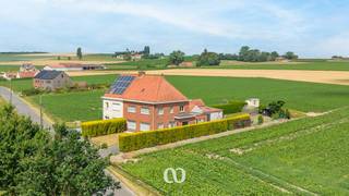 Eerste BEZOEKMOMENT op 15/07 – Plan eenvoudig uw afspraak via onze website.<br /><br />Bent u op zoek naar een rustig gelegen woning met een prachtig uitzicht, die u volledig naar uw eigen smaak kunt renoveren? Dan is dit de ideale opportuniteit.<br /><br />Deze woning geniet van een unieke ligging tussen de velden, met weidse verzichten als absolute troef. Er is bovendien een mogelijkheid om de aangrenzende percelen tot een maximum van ongeveer 6250 m² bij aan te kopen. Dit kan handig zijn voor wie houdt van een grote tuin of paarden. Ondanks de landelijke rust bevindt u zich op slechts enkele minuten van het centrum van Oudenaarde. Dankzij de degelijke constructie vormt deze eigendom bovendien de perfecte basis om uw droomwoning te realiseren.<br /><br />Indeling:<br />-Kelder: Handige, droge kelder<br />-GLV: Via de uitnodigende inkomhal betreedt je de lichtrijke leefruimte. Aansluitend volgt de keuken met veranda en berging. Er is tevens nog een eerste slaapkamer/bureau op het gelijkvloers. Buiten is er ook nog een garage en verschillende tuinbergingen.<br />-1stV: De nachthal geeft toegang tot 3 ruime slaapkamer en een badkamer.<br />-2deV: Zeer ruime zolder toegankelijk via een uitschuiftrap. <br /><br />Droomt u van wonen in een groene en rustige omgeving, omringd door prachtige vergezichten? Mis deze unieke kans niet en plan vandaag nog uw bezoek. Laat u verrassen door de mogelijkheden die deze eigendom te bieden heeft.