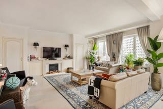 <b>Dubbelappartement tegenover het Albertpark<br /><br /></b>Lichtrijk en uitzonderlijk ruim 3-slaapkamerappartement met panoramisch zicht op het Albertpark, gelegen aan de Prins Albertlei. Het appartement bevindt zich over de volledige vijfde verdieping, wat zorgt voor een maximale privacy en een open, ruimtelijk gevoel. Met een bewoonbare oppervlakte van ca. 185 m² geniet u hier van comfortabel wonen op toplocatie, vlakbij openbaar vervoer, winkels, scholen en vlotte in- en uitvalswegen. Een absolute topligging, recht tegenover het Albertpark.<br /><br /><strong>Indeling</strong>:<br />- Stijlvolle inkomhal met maatwerk vestiairekasten en een apart gastentoilet met spoeltafel<br />- Royale leefruimte van maar liefst 65 m² over een gevel van 9m, met een adembenemend zicht op het groene Albertpark<br />- Volledige maatwerkkeuken uit 2021 met marmeren werkblad, hoogwaardige Siemens toestellen (2 combi-ovens, PITT cooking gasfornuis, dampkap, vaatwasser, koelkast en vriezer), geïntegreerde spoelbak en ontbijthoek<br />- Toegang vanuit de keuken tot het tweede terras<br />- Praktische linnenkamer of wasruimte met ingemaakte kasten en aansluiting voor wasmachine en droogkast<br />- Badkamer met wastafel, douche en toilet<br />- Drie ruime slaapkamers (24 m², 15 m² en 14 m²), waarvan één met toegang tot het overdekte terras van ca. 11 m²<br />- Volledig ingerichte badkamer met dubbele wastafel en hoekbad<br /><br /><strong>Bijzonderheden</strong>:<br />- Hoogwaardige afwerking met natuursteen doorheen het appartement<br />- Airconditioning voor een aangenaam binnenklimaat het hele jaar door<br />- Privatieve kelderberging ca. 8 m²<br />- Autostaanplaats afzonderlijk te koop aan €40.000<br />- EPC B en conforme keuring