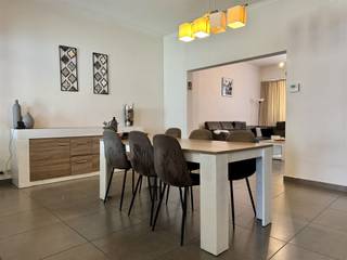 Bienvenue dans cette charmante maison familiale offrant de nombreuses possibilités ! En entrant dans la maison, vous pénétrez dans un hall...