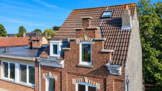 TOPLIGGING<br />Een ruime (208m²), te renoveren karakterwoning met 4 slaapkamers, terras en zuid-tuin nabij het station, centrum en invalswegen. Gelegen op een perceel van 7a 44ca.<br /><br />Op het gelijkvloers: inkomhal, living/leefruimte (31.00m²), keuken (12.00m²) + berging/opslagruimte, toilet, veranda (15.75m²)<br />Op de eerste verdieping: nachthal, 2 slaapkamers (13.30 / 21.00m²), badkamer (11.75m²) + dressing/wasplaats;<br />Op de tweede verdieping: nachthal, slaapkamer 3 (22.00m²), slaapkamer 4 (13.00m²) + mezzaine<br />Verder: kelders, (20.00m²), garage (3.91mx6.39m), terras en zuid-tuin.<br /><br />Buitenschrijnwerk pvc dubbele beglazing - Centrale verwarming op aardgas (condensatieketel)<br />EPC: 524 Kwh/m² - UC: 3959108 - kadastraal inkomen: 852 EUR<br />Perceeloppervlakte: 7a 44ca <br /><br />Stedenbouwkundige inlichtingen aangevraagd.
