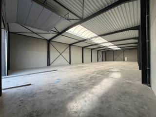 Loods met 3 privatieve parkeerplaatsen (t.h.v. de eenheid - zie plan). <br />Oppervlakte van 630 m², met afzonderlijke ingang en poort. <br /><br />Nuttige afmetingen: <br />- Hoogte loods (tot aan de spant): ca. 5,70 meter<br />- Breedte loods: ca. 15 meter<br />- Diepte loods: ca. 42 meter<br />- Hoogte poort: ca. 4,50 meter<br />- Breedte poort: ca. 4 meter <br /><br />Andere pluspunten: <br />- 13 gemeenschappelijke parkeerplaatsen; <br />- degelijk geïsoleerd: PIR 10 cm;<br />- branddetectie; <br />- eigen tellers water en elektriciteit; <br />- mogelijkheid tot installeren toilet en lavabo. <br /><br />Huurprijs: 2900 EUR excl. btw / maand<br />Provisie kosten onderhoud gemeenschappelijke delen: 150 EUR / maand