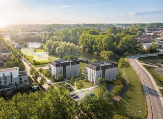 <p><strong><span>NAVEX – wonen aan het water op De Zaat</span></strong></p>
<p><span>Ontdek NAVEX, een stijlvol nieuwbouwproject op een uitzonderlijke locatie aan de vijvers van Park Den Esch in Temse. De ruime 2-slaapkamerappartementen combineren hedendaagse architectuur met veel natuurlijk licht, een doordachte indeling en kwalitatief wooncomfort.</span></p>
<p><span>Met woonoppervlaktes tot ca. </span><strong><span>116 m²</span></strong><span> geniet u hier van bijzonder veel ruimte. De lichtrijke leefruimte met open keuken sluit mooi aan op het ruime </span><strong><span>zuidwestgerichte terras</span></strong><span>, waar u optimaal geniet van de middag- en avondzon en de groene omgeving aan het water.</span></p>
<p><span>NAVEX wordt toekomstgericht en energiezuinig gebouwd. De appartementen behalen een </span><strong><span>BEN-label E20 of beter</span></strong><span> en worden onder meer uitgerust met een warmtepomp met mogelijkheid tot koeling, vloerverwarming, individuele zonnepanelen en ventilatiesysteem D met warmterecuperatie.</span></p>
<p><span>Ondergronds zijn autostaanplaatsen en private bergingen voorzien, afzonderlijk aan te kopen. Ook voor fietsen is er voldoende ruimte.</span></p>
<p><strong><span>Aankoop aan 6% btw mogelijk, mits voldaan wordt aan de wettelijke voorwaarden.</span></strong></p>
<p><span>Contacteer ons voor de actuele beschikbaarheden, plannen, prijzen en verdere informatie.</span></p>