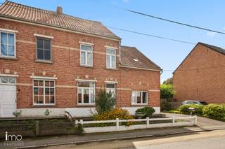 Op een uitstekende locatie in Haacht, vlakbij nodige invalswegen en het station, vinden we deze charmante woning uit 1920 terug. De woning is toe aan een grondige renovatie, maar beschikt over een degelijke structuur en biedt bijzonder veel mogelijkheden voor wie op zoek is naar een karaktervolle woning die volledig naar eigen smaak kan worden ingericht. Met een bewoonbare oppervlakte van maar liefst 190m², gelegen op een prachtig zuidwest gericht perceel van ruim 16 are, vormt dit pand de ideale basis voor een prachtig renovatieproject met potentieel.<br /><br />Op het gelijkvloers beschikt de woning momenteel over een ruime leef- en eetruimte, een keuken met aansluitende veranda en een badkamer. De eerste verdieping omvat drie ruime slaapkamers en daarnaast een casco ruimte die perfect kan worden ingericht als ensuite dressing, extra badkamer of multifunctionele ruimte.<br /><br />Ook de zolder biedt nog tal van mogelijkheden en kan, mits de nodige inrichting, worden omgevormd tot een vierde slaapkamer, hobbyruimte, bureau of polyvalente ruimte.<br /><br />Buiten beschikt het perceel bovendien over een externe garage en extra bergruimte.<br /><br />Deze woning is een unieke opportuniteit voor wie droomt van een karaktervolle gezinswoning op een ruim perceel, waarbij locatie, ruimte en renovatiepotentieel perfect samenkomen. Voor meer informatie of een bezoek kunt u ons steeds contacteren op het nummer 015/21.21.21 of via olivier.lievens@imovastgoed.be. <br />En als u zich afvraagt wat uw eigen woning waard is, neem dan gerust contact op voor een gratis waardebepaling.
