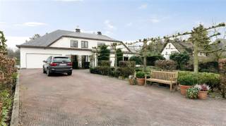 Cette spacieuse et élégante villa indépendante offre une combinaison unique de confort, d'espace et d'intimité dans un emplacement de choix...