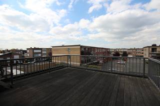 In het centrum van Hoevenen vinden we dit recente appartement op de tweede verdieping. Indeling: gezellige leefruimte met open keuken. Vanuit...