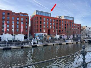 Welkom in deze penthouse op de vijfde verdieping in centrum Mechelen, gelegen aan de Dijle met de Vismarkt als overbuur. AAA-locatie with a...