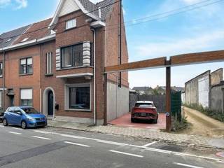 Instapklare woning met een bewoonbare oppervlakte van 223m², ideaal gelegen op een perceel van 463m², op wandelafstand van scholen, winkels,...