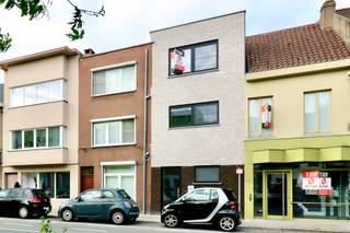 Deze schitterende nieuwbouwwoning in hartje Eeklo combineert een strakke, moderne afwerking met duurzame materialen en een doordacht ontwerp. 
Dankzij meerdere lichtkoepels geniet u van lichtrijke leefruimtes, terwijl energiezuinige technieken zorgen voor een comfortabel én toekomstgericht woonklimaat. 

Een stijlvolle glazen voordeur geeft toegang tot de inkomhal met gastentoilet. Aansluitend bevindt zich een hele ruime berging die tevens dienstdoet als wasplaats en technische ruimte. 
Verderop ontdekt u een open leefruimte met royale lichtinval en een volledige ingerichte, open keuken. Grote ramen leiden naar het zonnige terras en de aangename tuin met gazon. 
Achteraan de tuin is er een handige uitweg én een ruime praktische berging, perfect als fietsenstalling! 

Op de eerste verdieping vindt u twee ruime slaapkamers, een apart toilet en een moderne badkamer met inloopdouche en lavabomeubel. 
De tweede verdieping brengt u naar een derde slaapkamer en een tweede badkamer, eveneens met inloopdouche, lavabomeubel en toilet. 

De woning is uitgerust met zes zonnepanelen en een recupereert regenwaterput voor de drie toiletten, de wasmachine en de buitenkraan. Dit zorgt voor een aanzienlijke besparing op waterverbruik en energie! Een woning die klaar is voor de toekomst. 

Kortom, deze smaakvolle instapklare nieuwbouw is ideaal voor wie op zoek is naar een eigentijdse, energiezuinige woning op een centrale locatie of een intelligente vastgoedbelegging. 
Is dit uw eerste woning? U geniet van 2% registratierechten! Geen dure BTW op deze woning! 

Contacteer ons gerust voor een bezoek en ontdek de vele troeven van deze architecturale parel! 09/336 16 15 of mail naar info@vastgoedunicum.be, wij helpen u graag verder!

Virtuele rondleiding? Bekijk onze downloads!