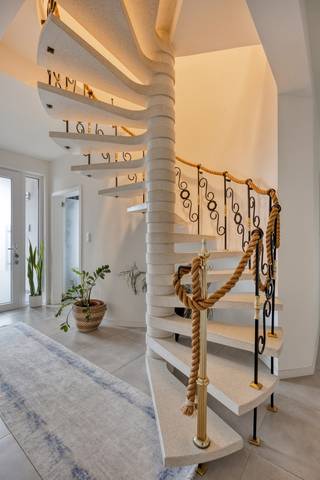 Welkom in deze moderne halfopen bebouwing op de Lindelsebaan 85, waar ruimte, comfort en een doordachte totaalrenovatie samenkomen.Sinds 2016 werd de...