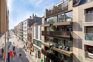 <p><span>Kwalitatief en splinternieuw 2-slaapkamerappartement in een kleinschalige residentie op een toplocatie in Blankenberge. </span></p><p><span>De locatie vormt echt de perfecte uitvalsbasis als u wenst te genieten van de zee, restaurants en winkels binnen een perimeter van 100m. </span></p><p><span>Zuid-west geörienteerde leefruimte met zonnig terras en zijdelings zicht naar zee. </span></p><p><span>In de tijdloos afgewerkte keuken vinden we alle modern comfort, kwalitatieve keukentoestellen van het merk SMEG en talrijke kasten. </span></p><p><span>Er is een praktische berging verbonden aan de keuken. </span></p><p><span>De hal leidt ons naar de 2 slaapkamers, badkamer en het afzonderlijk toilet. </span></p><p><span>De masterbedroom kan worden ingericht met een comfortabel 2-persoonsbed en kast. </span></p><p><span>De tweede slaapkamer is ideaal als bureau, kinderkamer of dressing. </span></p><p><span>In de badkamer bevindt zich een inloopdouche, lavabo met geriefelijk meubel en een handdoekdroger.</span></p><p><span>Er is een afzonderlijk hangtoilet. </span></p><p><span>Fijne troeven zijn de moderne schakelaars, stijlvol afgewerkte deuren, makkelijk te onderhouden vloertegel en de videofonie.</span></p><p><span>Het appartement wordt verwarmd op gas met een condenserende ketel en geniet een blanco elektrische keuring. </span></p><p><span>In de residentie bevindt er zich een ruime fietsenberging en een huisvuillokaal. </span></p><p><span>U kan gebruik maken van een privatieve kelderberging en genieten van de 2 toegewezen zonnepanelen. </span></p><p><span>Verkoop onder registratie.</span></p>