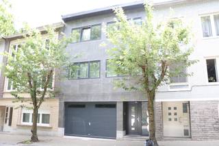 Plan uw afspraak in via www.living-stone.beVolledig nieuw appartement 80m² met 2 slaapkamers te ZellikTweede verdieping - geen lift aanwezig.Dit...