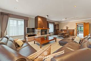 Voor meer info en foto’s, surf naar www.swevers.be - Deze instapklare villa in Halen biedt met haar 395 m² bewoonbare oppervlakte, 318 m² kelder en 340 m² zolder een zee aan ruimte én mogelijkheden. Gelegen op een perceel van bijna 50 are, geniet je hier van een zuidelijke oriëntatie en volledige privacy in een smaakvol aangelegde tuin. Alle leefruimtes bevinden zich op het gelijkvloers: een lichtrijke woonkamer van 44 m², volledig uitgeruste leefkeuken met toegang tot de veranda, drie ruime slaapkamers, een badkamer met bad én douche, aparte wasruimte en gastentoiletten. De enorme kelder is ideaal voor opslag, hobby of werkruimte, terwijl de zolder dankzij de vaste trap en dakramen perfect in te richten is. De inpandige garage biedt plaats voor twee wagens. Extra troeven: vloerverwarming, elektrische rolluiken, alarmsysteem en uitstekende isolatie.<br />Gelegen op minder dan 1 km van winkels, scholen en de E314. Openbaar vervoer op slechts 125 meter. Voor meer informatie, bel 012 699 900. Bron bewoonbare oppervlakte: EPC – verslag.