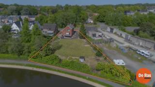 <strong>EERSTE BEZOEKMOMENT WOE 17/06 VANAF 15U (enkel op afspraak). </strong><br /><strong>EREMBODEGEM – Solide en ruime woning op uitzonderlijk perceel met topligging. </strong><br /><br />Deze unieke eigendom bevindt zich in een aangename en rustige woonwijk, op wandel- en fietsafstand van scholen, winkels en openbaar vervoer. Daarnaast geniet u van een uitstekende bereikbaarheid dankzij de onmiddellijke aansluiting op de belangrijkste invalswegen.<br /><br />De woning beschikt op het gelijkvloers over een inkomhal met gastentoilet, een lichtrijke woonkamer, leefkeuken met toegang tot het terras en een afzonderlijke bureauruimte. Op het verdiep bevinden zich vier ruime slaapkamers en een gerenoveerde badkamer. Overigens een bergzolder, waarvan de vloerplaat werd geïsoleerd, wat bijdraagt aan een vrijstelling van renovatieplicht. <br /><br />Troef is de volledige onderkeldering van het pand. Deze deels bovengrondse ruimte biedt plaats aan een garage en bergruimte. Bovendien leent deze zich uitstekend voor diverse doeleinden, zoals een praktijkruimte, atelier, hobbyruimte of zelfs de inrichting van een zorgwoning/tweewoonst. De tuin, een absolute blikvanger. Dankzij de zonnige oriëntatie, zijn oppervlakte, ligging en achteraan grenzend aan het jaagpad met prachtig zicht op de Dender. Dergelijke percelen zijn op een centrumlocatie bijzonder schaars en vormen een unieke opportuniteit.<br /><br />Hoewel verdere renovatiewerken wenselijk zijn, biedt deze eigendom uitzonderlijk potentieel. Een buitenkans voor wie op zoek is naar ruimte en een woning die volledig naar eigen smaak kan worden ingericht.<br /><br />Info en bezoek via kantoor: 053/60.65.60. <br />De vermelde prijs is een richtprijs. Na ontvangst van de biedingen zal de verkoper beslissen of hij/zij de eigendom verkoopt aan het beste bod. De richtprijs is aldus niet bindend voor de verkoper. Voor meer info kunt u ons contacteren of het reglement raadplegen op onze website.