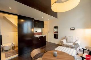 ENKEL BEZOEKEN MOGELIJK DOOR ONDERSTAANDE LINK VOLLEDIG EN CORRECT IN TE VULLEN:<br />mijnhuurprofiel.be<br /><br />Ontdek dit moderne en comfortabele co-housing project in Antwerpen, bestaande uit 12 stijlvolle studio’s vanaf ca. 28 m². Elke studio beschikt over een eigen kitchenette en privatief sanitair, waardoor je geniet van zowel privacy als het sociale karakter van samen wonen.<br /><br />Naast je eigen studio krijg je toegang tot tal van aantrekkelijke gemeenschappelijke faciliteiten. Zo is er een volledig uitgeruste gemeenschappelijke keuken, een ruime en gezellige leefruimte, een eetruimte en een co-working area – ideaal voor thuiswerkers. Verder kan je ontspannen in de gemeenschappelijke tuin en gebruikmaken van de praktische wasruimte.<br /><br />Alle studio’s zijn volledig gemeubeld en instapklaar, zodat je meteen comfortabel kan wonen zonder extra zorgen.<br /><br />De huurprijs bedraagt €1.195 per maand (all-in) en omvat:<br />- Elektriciteit, gas en water<br />- Internet<br />- Wekelijkse schoonmaak<br />- Meubilair<br />- Netflix<br />- Community events<br />- Gebruik van alle gemeenschappelijke ruimtes<br /><br />Interesse? Neem rechtstreeks contact met ons op voor meer informatie over de beschikbare units of om een bezichtiging ter plaatse in te plannen.<br /><br />Wonen in Antwerpen was nog nooit zo zorgeloos én aangenaam!