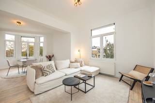 Welkom in de bruisende Boho-wijk, waar stadsleven en gezelligheid elkaar ontmoeten.Aan de Turnhoutsebaan 412 ontdek je dit recent gerenoveerde...